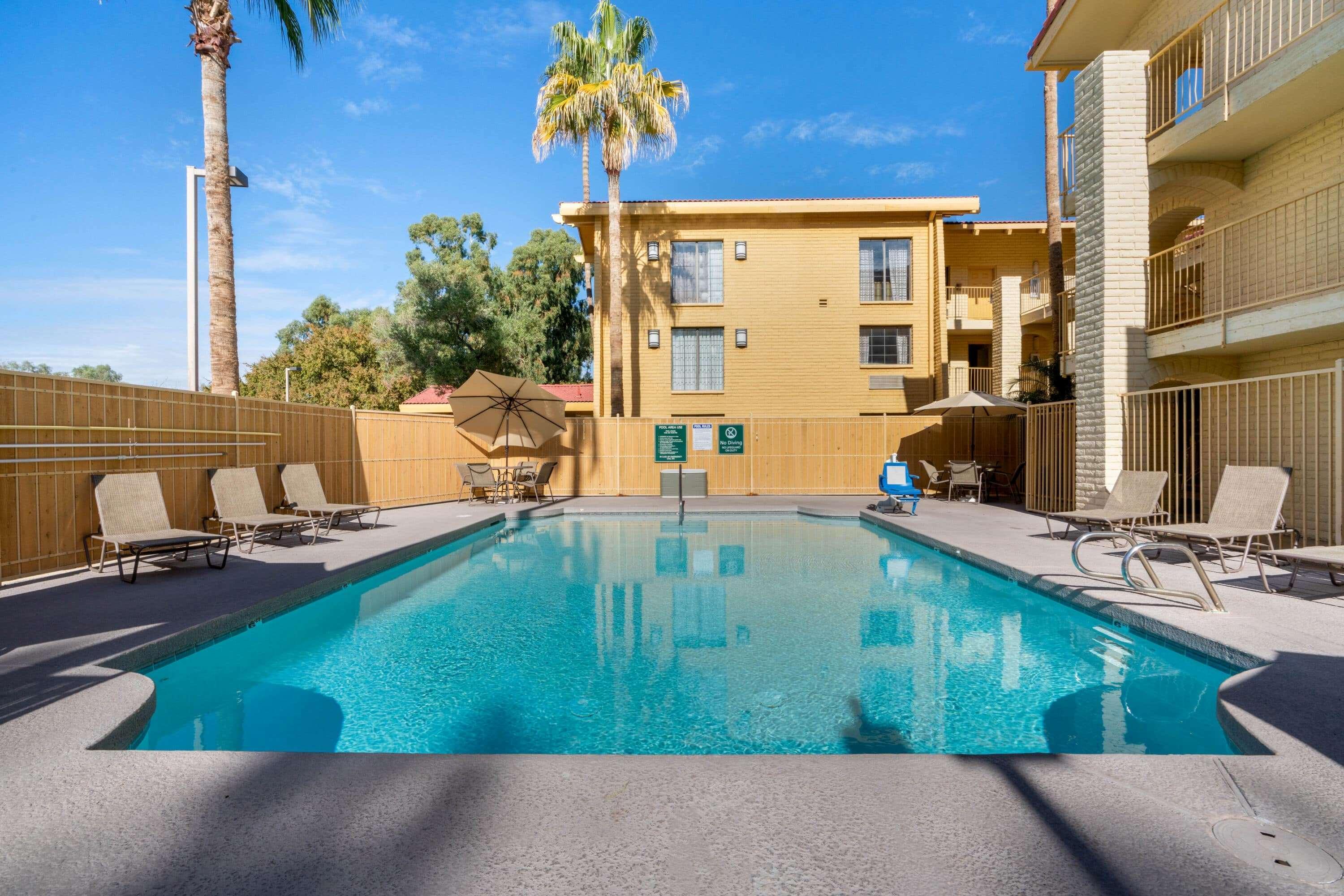 La Quinta Inn By Wyndham Phoenix Sky Harbor Airport Tempe Bagian luar foto