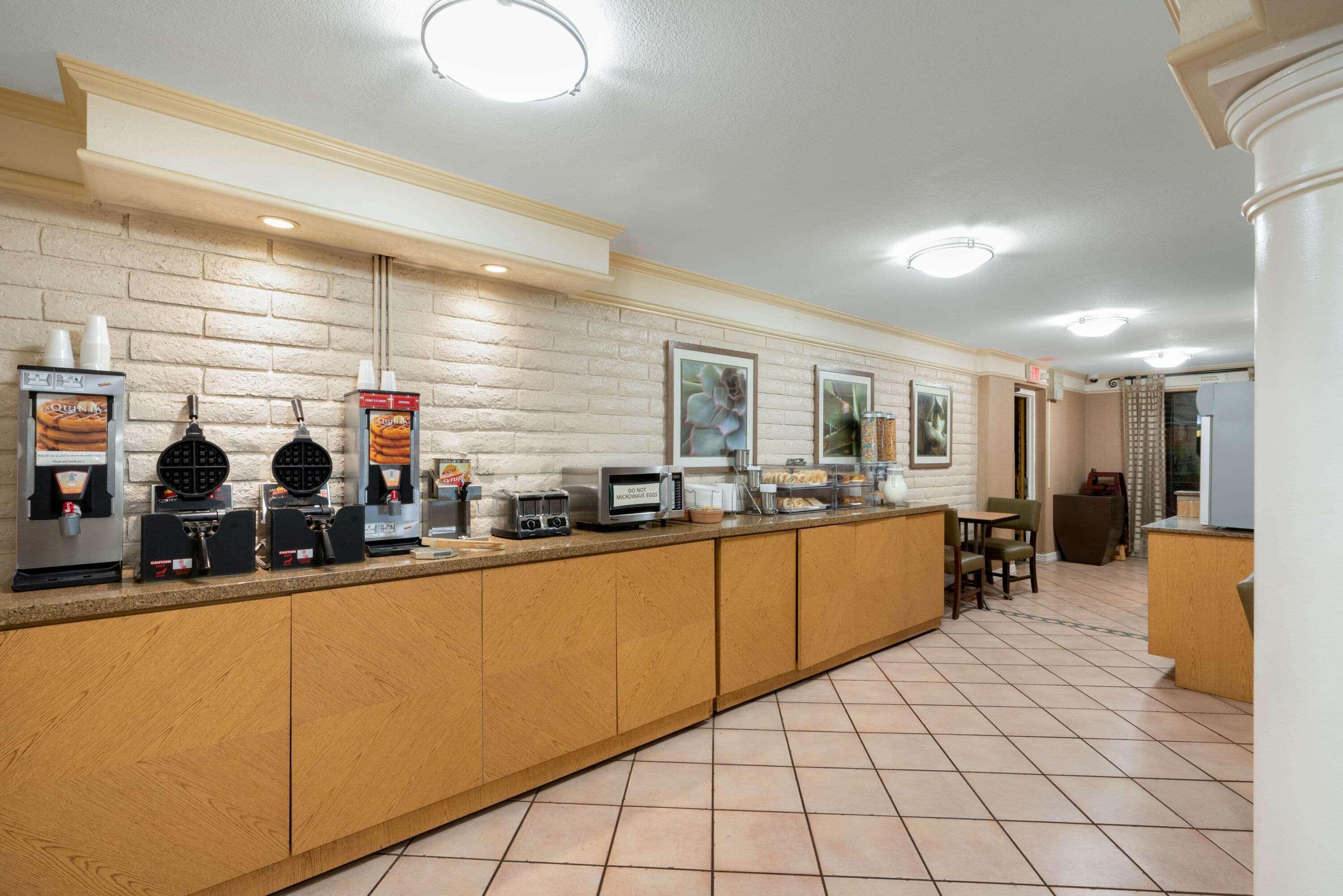 La Quinta Inn By Wyndham Phoenix Sky Harbor Airport Tempe Bagian luar foto