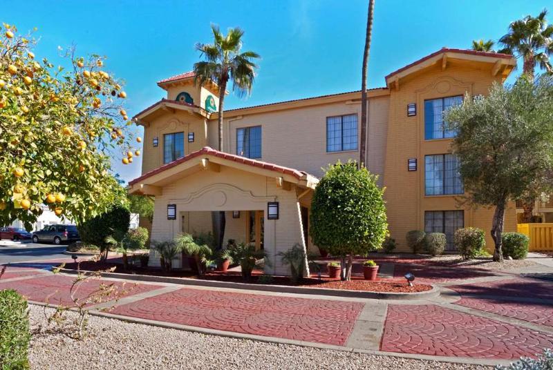 La Quinta Inn By Wyndham Phoenix Sky Harbor Airport Tempe Bagian luar foto