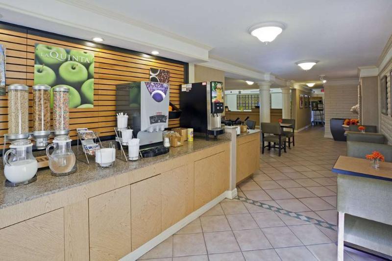 La Quinta Inn By Wyndham Phoenix Sky Harbor Airport Tempe Bagian luar foto